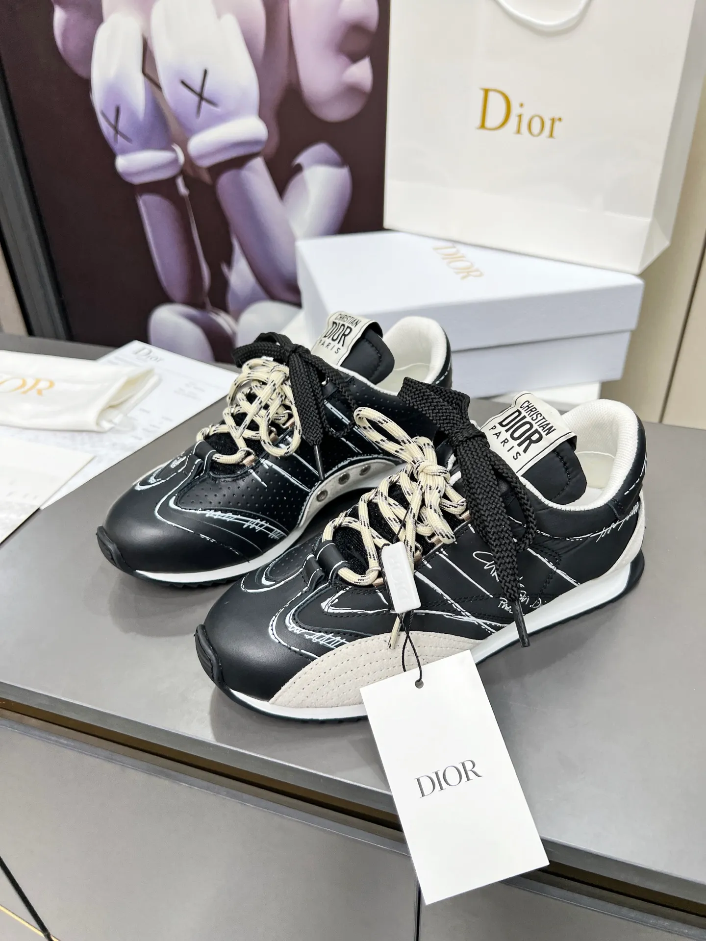 Black men's shoes 💰540 This D-Sketch sneaker is a new product of the 2025 spring and summer ready-to-wear series❤️‍🔥❤️‍🔥❤️‍🔥❤️‍🔥, highlighting the classic retro aesthetics. Crafted from gold-toned crinkled sheepskin and gold-toned laminated calfskin 🌹🌹🌹, it features beige suede calfskin panels and double laces. The side is decorated with a handwritten Christian Dior Men's Shoes 💰aris logo🎆🎆🎆, while the heel and tongue are embellished with Christian Dior Men's Shoes 💰aris logo panels and plaques. Paired with two-color thin rubber soles, they look more refined. Size: 35~41 (men’s model is currently available). Color: black, white, gold, silver.